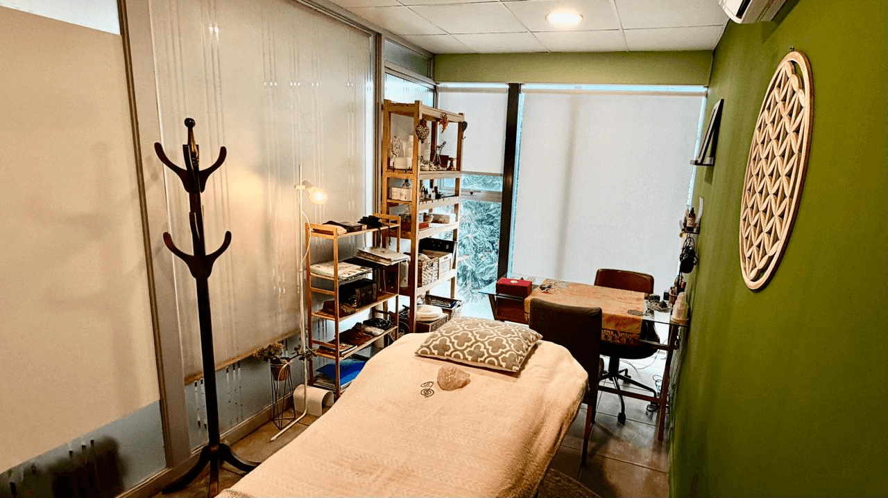 Sala de terapia, vista con estantería de elementos